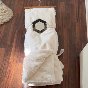 NWT Luxurious Cream Bedding Blanket